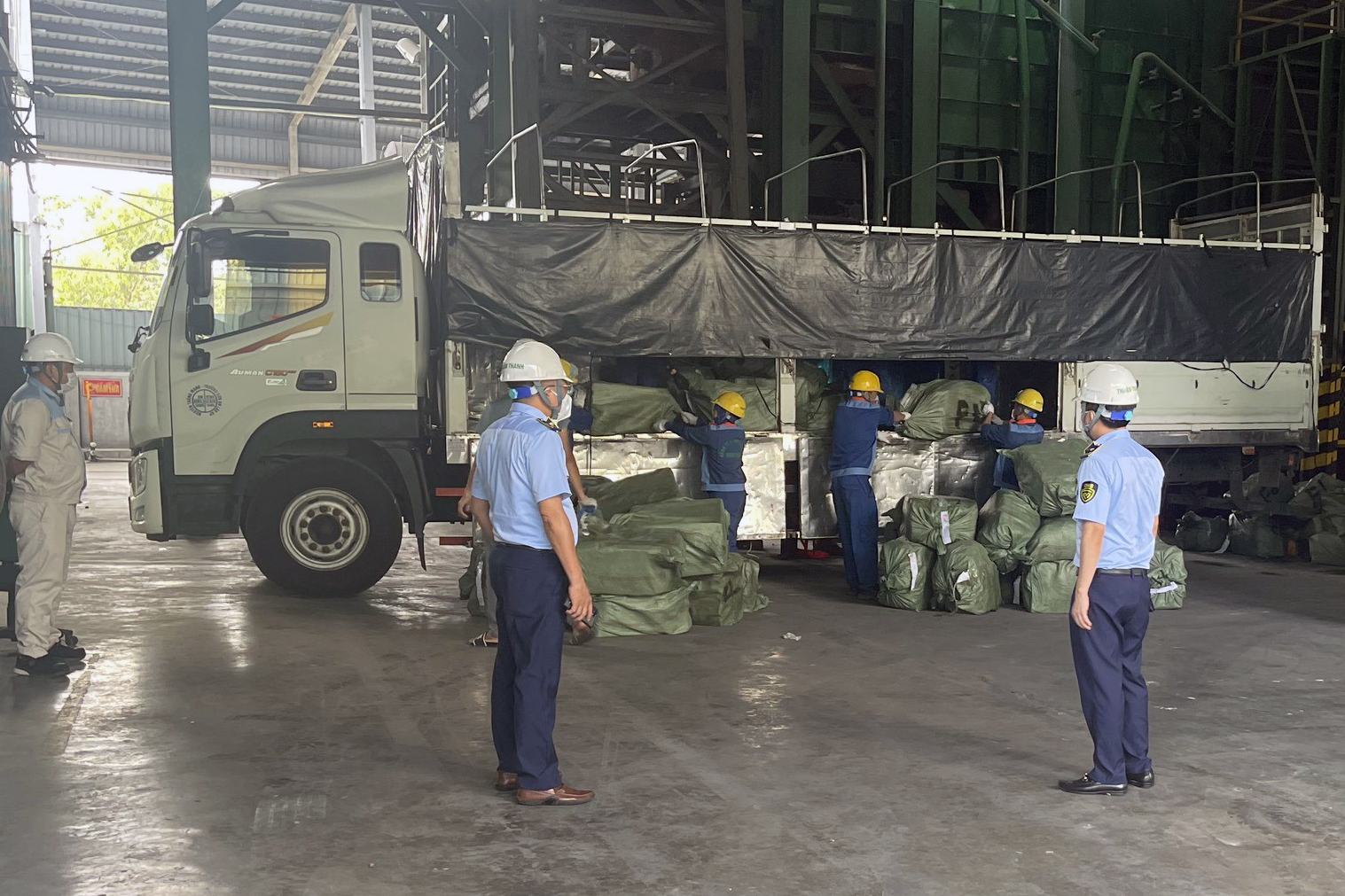 Hàng hóa vi phạm được vận chuyển đến Nhà máy xử lý, tái chế chất thải dân dụng và công nghiệp - Công ty Cổ phần Môi trường Thuận Thành để tiêu hủy theo quy định