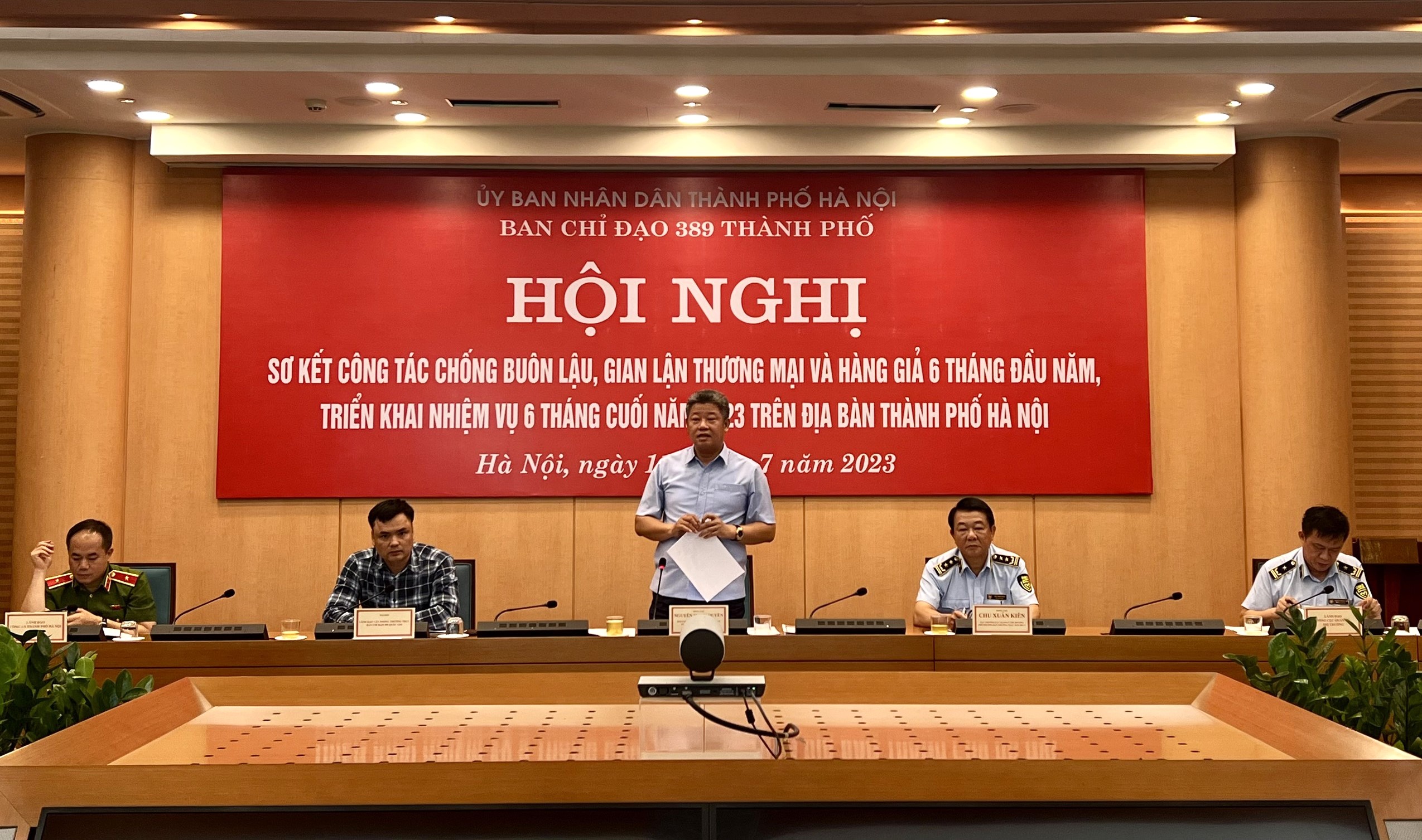 Phó chủ tịch UBND, Trưởng ban chỉ đạo 389 Hà Nội, Nguyễn Mạnh Quyền chủ trì hội nghị.