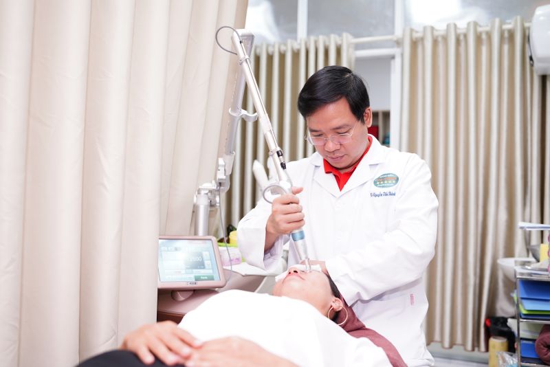 Ths.Bs CKII Nguyễn Tiến Thành, Thành viên Hội Da liễu Việt Nam đang chăm sóc và điều trị da mặt cho người dân. Ảnh: BSCC