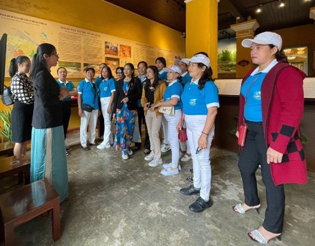 Du khách đang nghe thiết minh tại bảo tàng Văn hóa Sa Huỳnh - Ảnh: Phòng Bảo Tàng