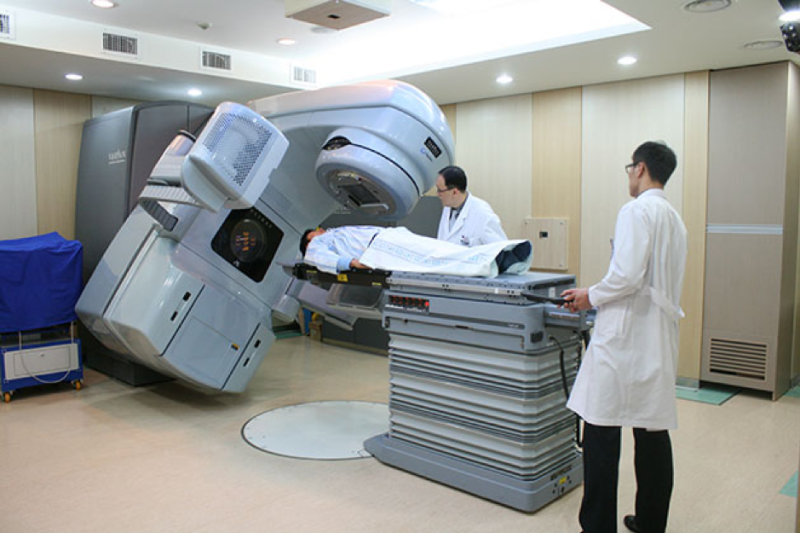 Xạ trị là phương pháp điều trị ung thư vòm họng khá phổ biến Xạ trị là phương pháp điều trị ung thư vòm họng khá phổ biến