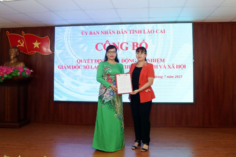 Bà Giàng Thị Dung – Phó Chủ tịch UBND tỉnh Lào Cai trao Quyết định cho tân Giám đốc Sở Lao động - Thương binh và Xã hội Nguyễn Thị Hải Anh