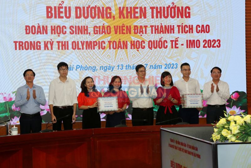 Lãnh đạo thành phố trao thưởng cho Ban giám hiệu và giáo viên trường THPT Chuyên Trần Phú