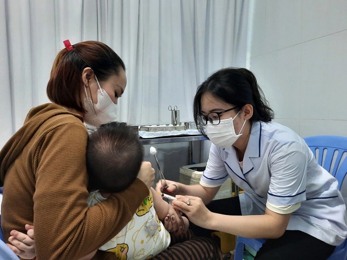 Trẻ tiêm vaccine trong Chương trình tiêm chủng mở rộng tại TP. Hồ Chí Minh