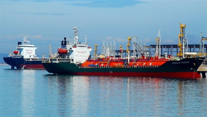 Tàu nhận hàng LPG tại cảng xuất bằng đường biển NMLD Dung Quất