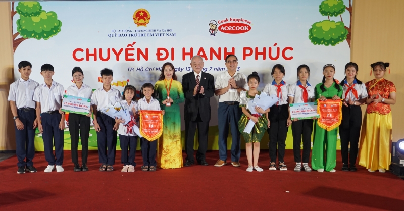 Lãnh đạo Quỹ Bảo trợ trẻ em Việt Nam và nhà tài trợ trao quà cho trẻ em có hoàn cảnh đặc biệt, khó khăn