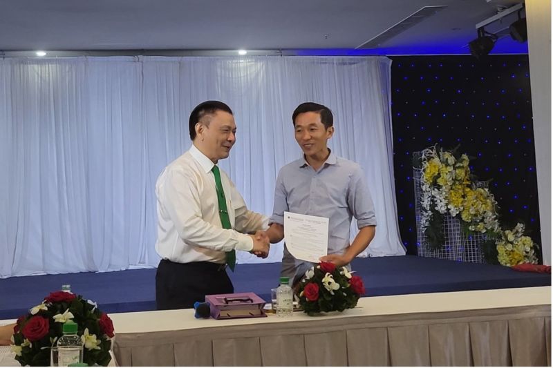 Chủ tịch Hồ Huy trao quyết định Công nhận Hội đồng hương huyện Như Xuân