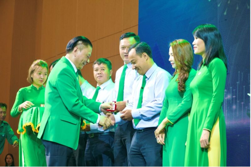 Ông Hồ Huy - Chủ tịch Tập đoàn Mai Linh tặng nhẫn tri ân cho CBNV thâm niên 18 năm.