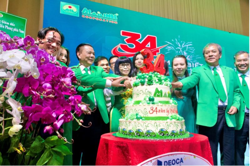 Lãnh đạo Tập đoàn Mai Linh cắt bánh mừng sinh nhật “34 năm ấy biết bao ân tình”.