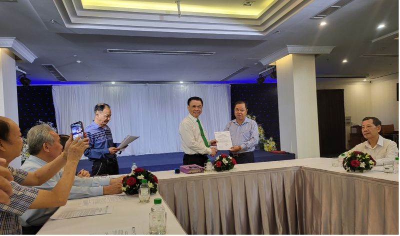 Chủ tịch Hồ Huy trao quyết định Công nhận CLB Báo chí Thanh Hóa tại Tp.HCM