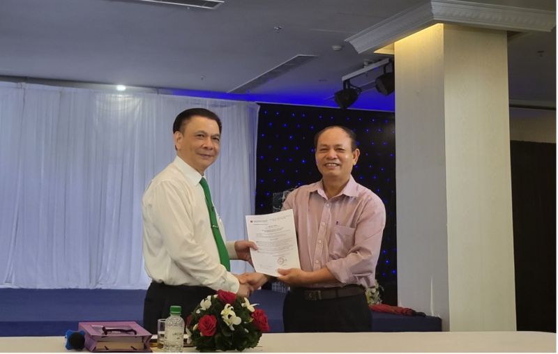 Chủ tịch Hồ Huy trao quyết định Công nhận CLB Thơ Lam Kinh tại Tp.HCM