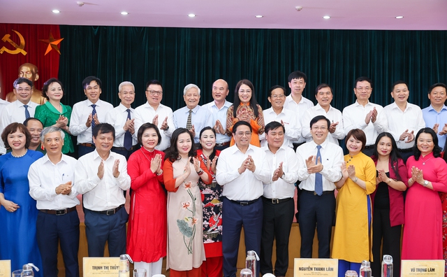 Thủ tướng chụp ảnh lưu niệm cùng các đại biểu tại buổi làm việc với Hội Nhà báo Việt Nam ngày 13/6/2023 - Ảnh: VGP