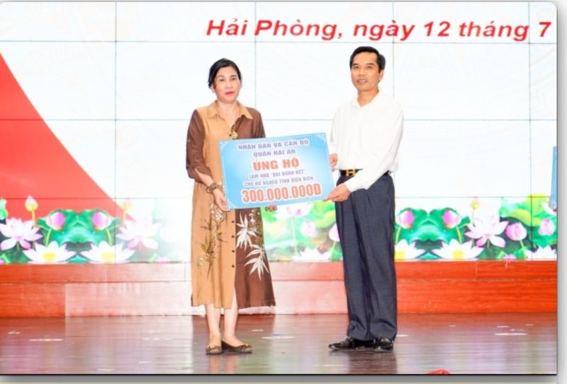 Đồng chí Cao Xuân Liên, Chủ tịch Ủy ban MTTQ Việt Nam TP. Hải Phòng tiếp nhận ủng hộ quỹ làm nhà Đại đoàn kết cho hộ nghèo tỉnh Điện Biên