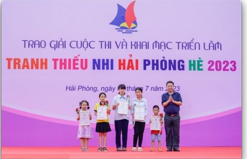 Đồng chí Đào Văn Hoàn, Phó Trưởng Ban Tuyên giáo Thành ủy Hải Phòng trao giải cho các em thiếu niên, nhi đồng
