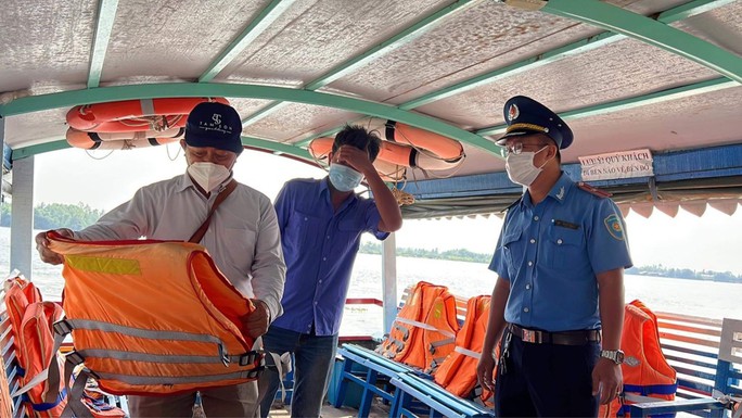 Thanh tra Sở Giao thông vận tải TP. Hồ Chí Minh kiểm tra điều kiện an toàn tại các bến thủy nội địa