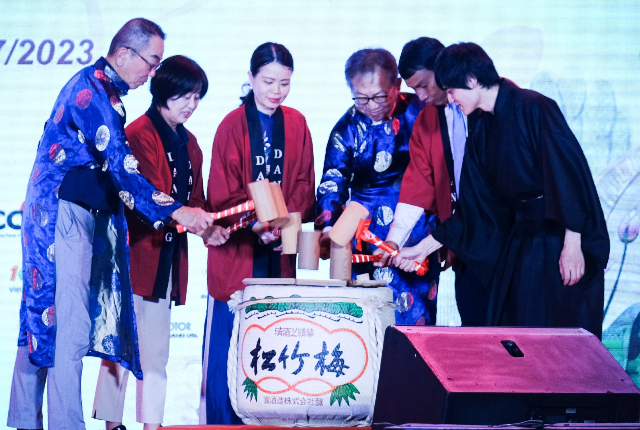 Nghi thức đập rượu truyền thống Nhật Bản khai mạc Lễ hội văn hóa Việt - Nhật năm 2023