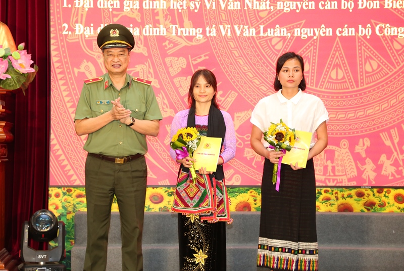 Thiếu tướng Trần Phú Hà, Giám đốc Công an tỉnh trao quà cho thân nhân gia đình 2 đồng chí đã hy sinh trong công tác đấu tranh phòng chống ma túy