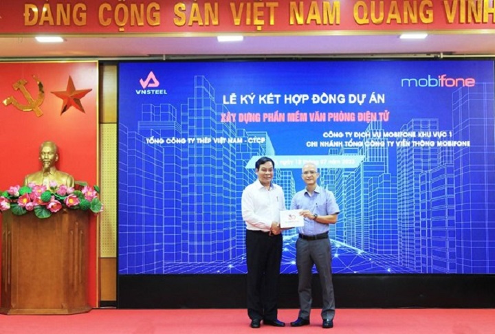 Đại diện Mobifone tặng Tổng công ty Thép Việt Nam món quà lưu niệm là chứng thư số MobiCA.