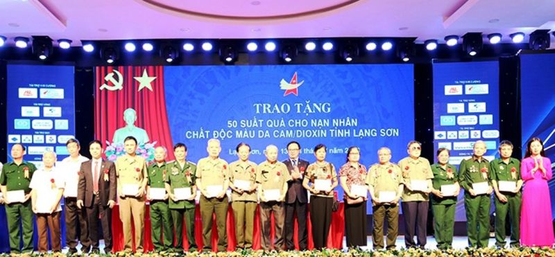 Đại diện Trung ương Hội Doanh nhân trẻ Việt Nam trao tặng các phần quà cho nạn nhân chất độc da cam tỉnh Lạng Sơn