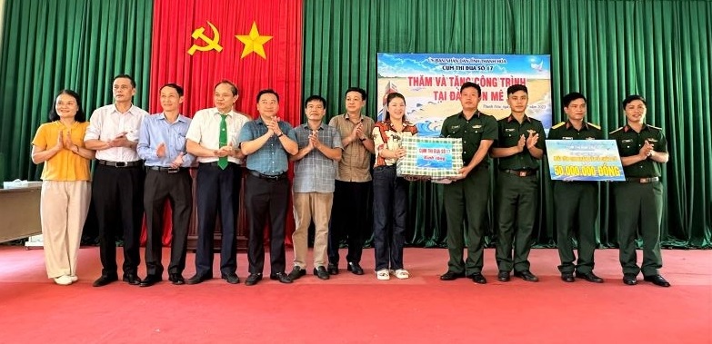 Cụm thi đua số 17 tỉnh Thanh Hóa đã đến thăm và tặng quà cho cán bộ, chiến sĩ đang làm nhiệm vụ tại Tiểu đoàn hỗn hợp Đảo Mê.