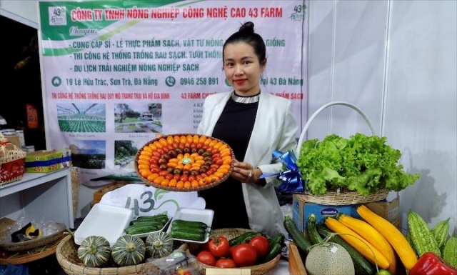 Nhiều sản phẩm nông nghiệp sạch, sản phẩm thủ công làng nghề truyền thống, quà tặng lưu niệm của các doanh nghiệp tại TP. Đà Nẵng và một số tỉnh thành