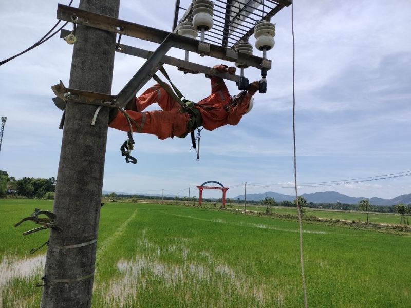 Công nhân Điện lực Hương Khê xử lý các lỗi trên hệ thống đường dây, thay thế thiết bị, dây dẫn