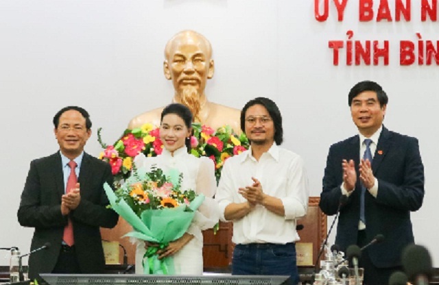 Lãnh đạo UBND tỉnh Bình Định tặng hoa cho bà Phạm Kim Dung và đạo diễn Hoàng Nhật Nam (2 người đứng giữa). Lãnh đạo UBND tỉnh Bình Định tặng hoa cho bà Phạm Kim Dung và đạo diễn Hoàng Nhật Nam (2 người đứng giữa).