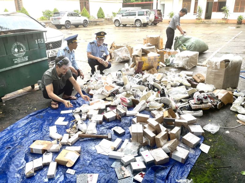 Các đơn vị nghiệp vụ của Cục Quản lý thị trường tỉnh Đắk Lắk giám sát việc tiêu hủy