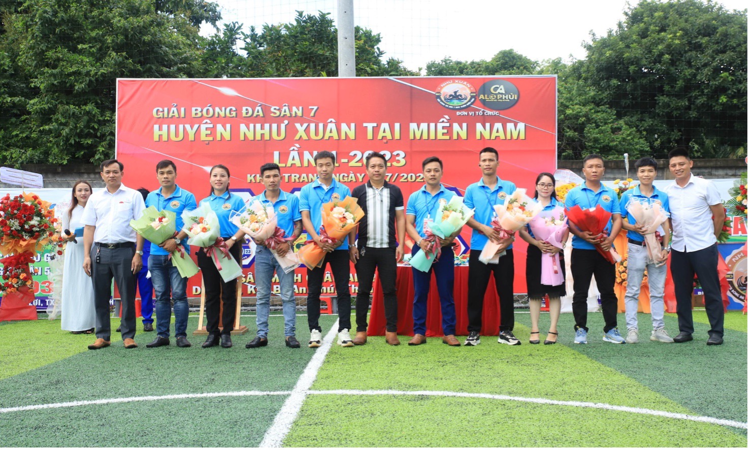 Ban Tổ chức và khách mời tặng hoa động viên 8 đội bóng tham dự giải.