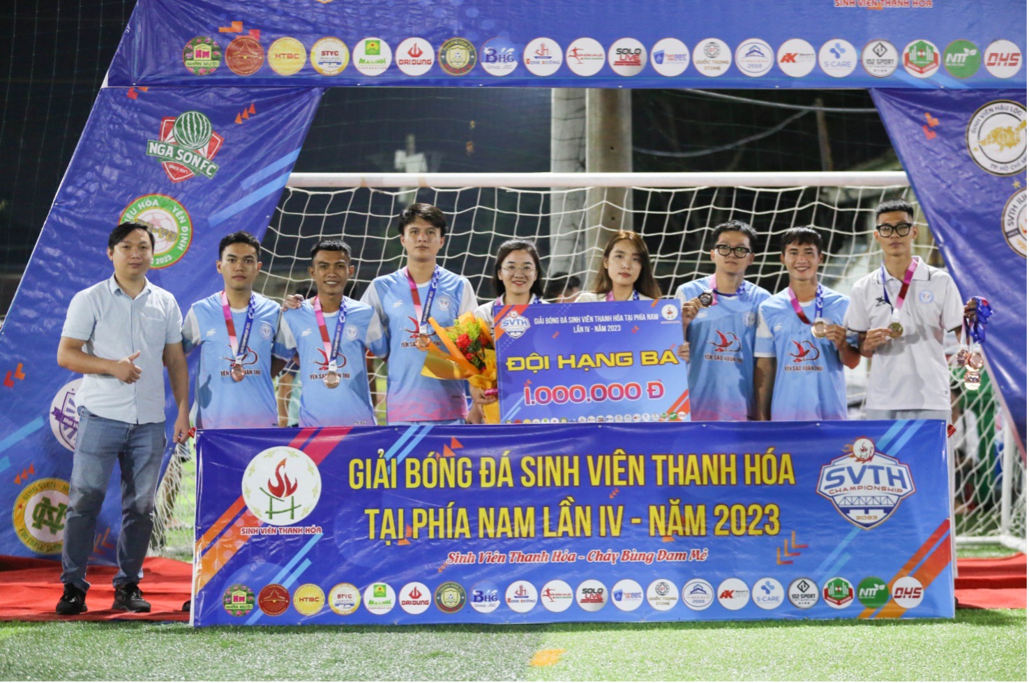 Ban Tổ chức trao giải ba cho sinh viên Quảng Xương.