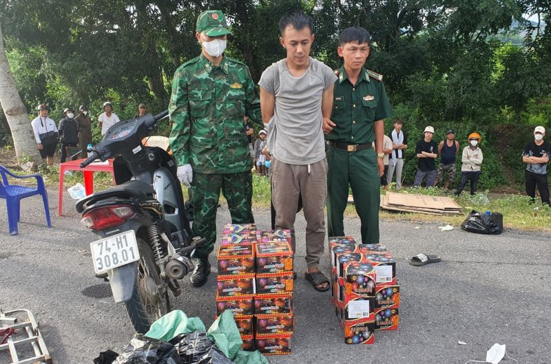 Đối tượng Nguyễn Trọng Tuấn bị bắt giữ cùng tang vật 85 kg pháo hoa nổ