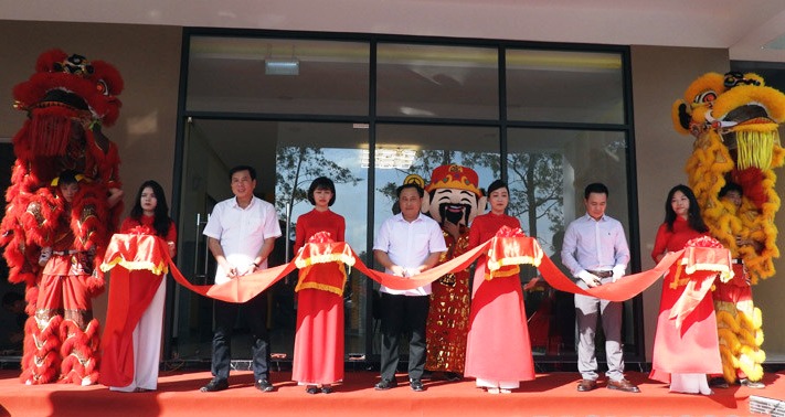 Phó chủ tịch UBND tỉnh Lạng Sơn Lương Trọng Quỳnh cùng lãnh đạo UBND thành phố Lạng Sơn và chủ đầu tư cắt băng khánh thành tòa nhà GP1