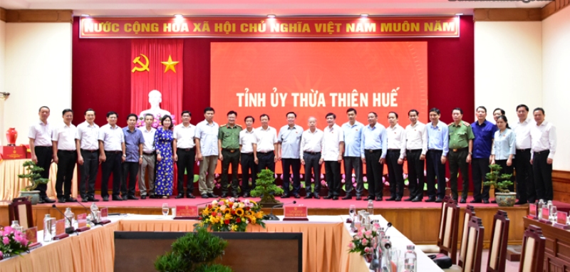 Đoàn công tác của Quốc hội chụp ảnh lưu niệm với Tỉnh ủy Thừa Thiên Huế