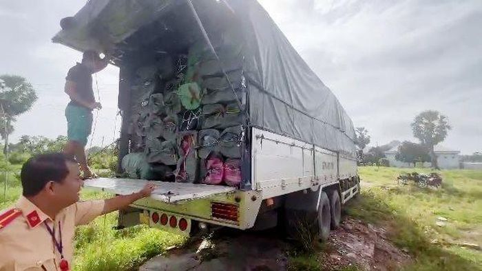Lực lượng chức năng bắt quả tang xe ô tô tải chở số lượng lớn nước giặt không có hóa đơn chứng từ - Ảnh: Tầm Giang