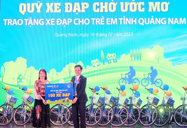 Thông qua Quỹ bảo trợ trẻ em Việt Nam, Bảo Việt nhân thọ trao tặng 100 xe đạp cho học sinh khó khăn trên địa bàn Quảng Nam
