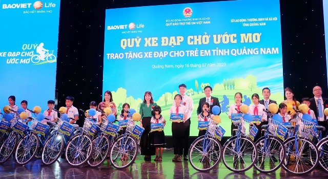 Bảo Việt nhân thọ trao tặng trực tiếp 40 xe đạp cho học sinh Tam Kỳ và Tiên Phước