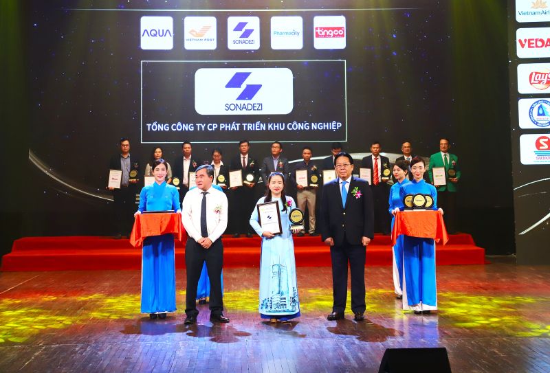 Tổng công ty Sonadezi được trao Chứng nhận Top 10 Nhãn hiệu nổi tiếng Việt Nam năm 2023 ngành Bất động sản - Xây dựng - Vật liệu xây dựng)