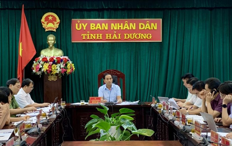 Ông Lưu Văn Bản, Phó Chủ tịch Thường trực UBND tỉnh Hải Dương chủ trì phiên họp thường kỳ tháng 7