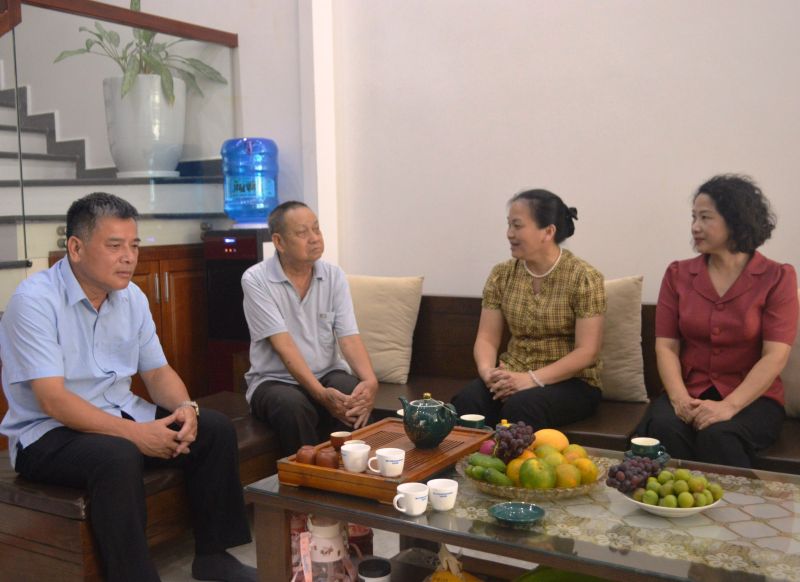 Bí thư Thành ủy Đoàn Thị Loan cùng đoàn công tác thăm hỏi, đông viên ông Nông Văn Ngưu, thôn Khòn Khuyên, xã Mai Pha