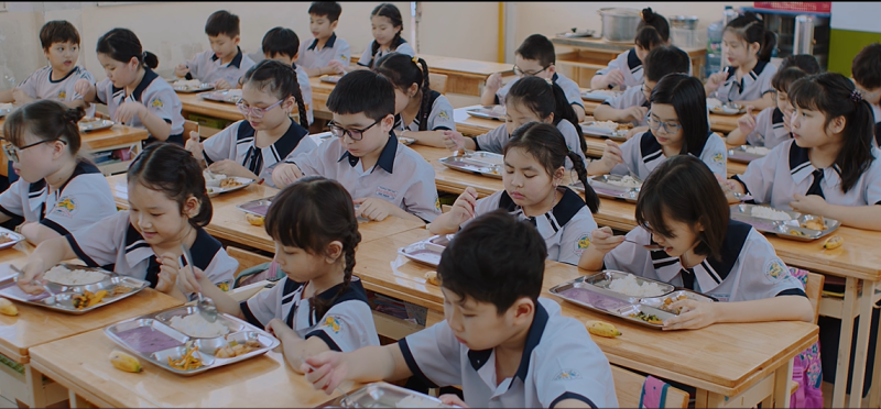 Học sinh tiểu học bán trú trên toàn quốc đang được hưởng những bữa trưa cân bằng dinh dưỡng theo thực đơn Dự án Bữa ăn học đường.