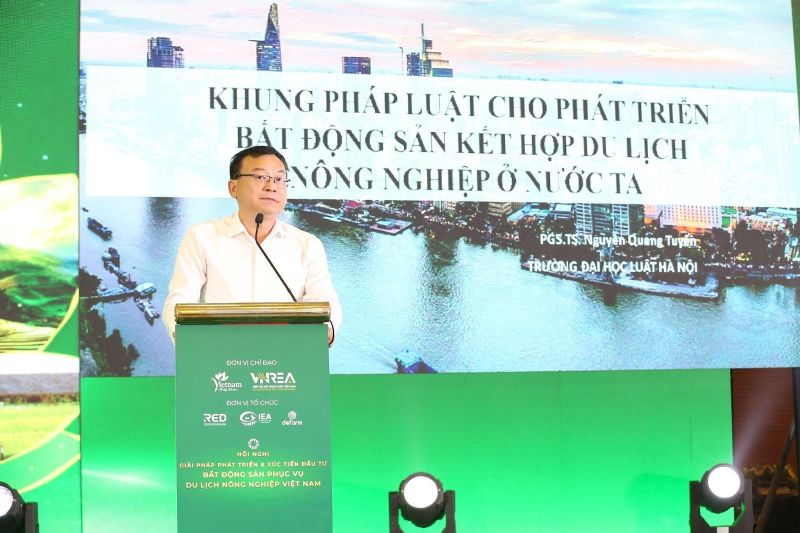 PGS.TS Nguyễn Quang Tuyến thuyết trình trong một sự kiện lớn của Trung tâm Phát triển Bất động sản (RED) - Hiệp hội Bất động sản Việt Nam tổ chức tháng 5/2023