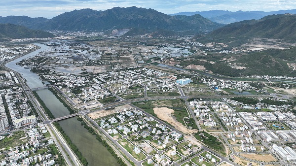 KĐT Mỹ Gia Nha Trang (bên phải sông) gồm nhiều gói (khu) do các Công ty: Vĩnh Thái, Thha1i Xuân, Thái An, An Khánh....làm chủ đầu tư. Đây là khu đô thị rất năng động, còn nhiều tiềm năng thu hút các nhà đầu tư nhỏ, thứ cấp....