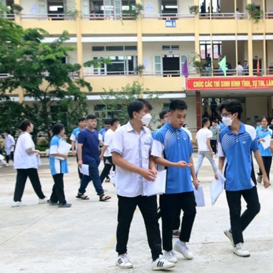 Các thí sinh tham dự kỳ thi tốt nghiệp THPT năm 2023 tại điểm thi Trường THPT Chuyên Chu Văn An, thành phố Lạng Sơn