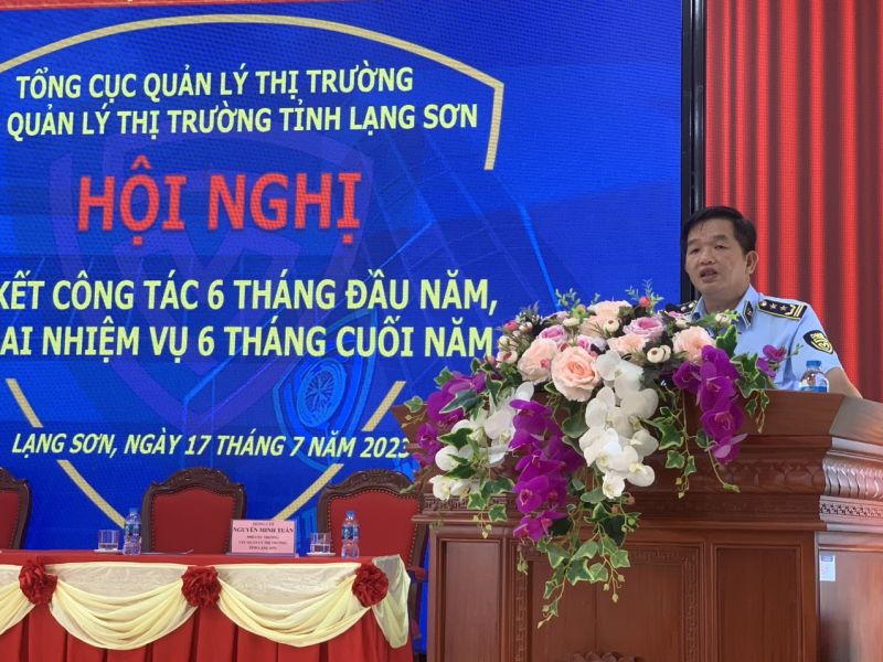 Cục trưởng Cục QLTT tỉnh Lạng Sơn Đặng Văn Ngọc phát biểu tại hội nghị