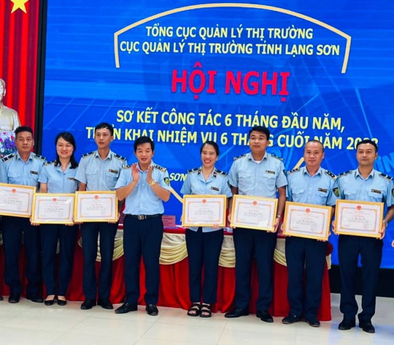 Lãnh đạo Cục QLTT tỉnh Lạng Sơn tặng giấy khen cho các tập thể, cá nhân hoàn thành suất sắc nhiệm vụ công tác