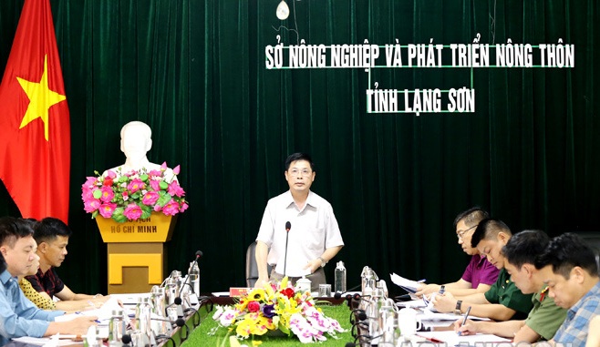 Giám đốc Sở NN và PTNT , Phó trưởng ban chỉ huy PCTT &TKCN tỉnh Lạng Sơn Lý Việt Hưng thông tin về tình hình thiên tai tại buổi làm việc
