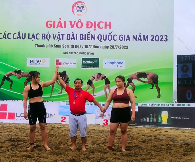 VĐV Đặng Thị Linh (ngoài cùng bên trái) của đoàn Thanh Hóa giành chiến thắng trước đối thủ của đoàn Hà Nam trong trận chung kết để giành HCV ở hạng cân trên 70 kg nữ vào sáng nay (19-7)