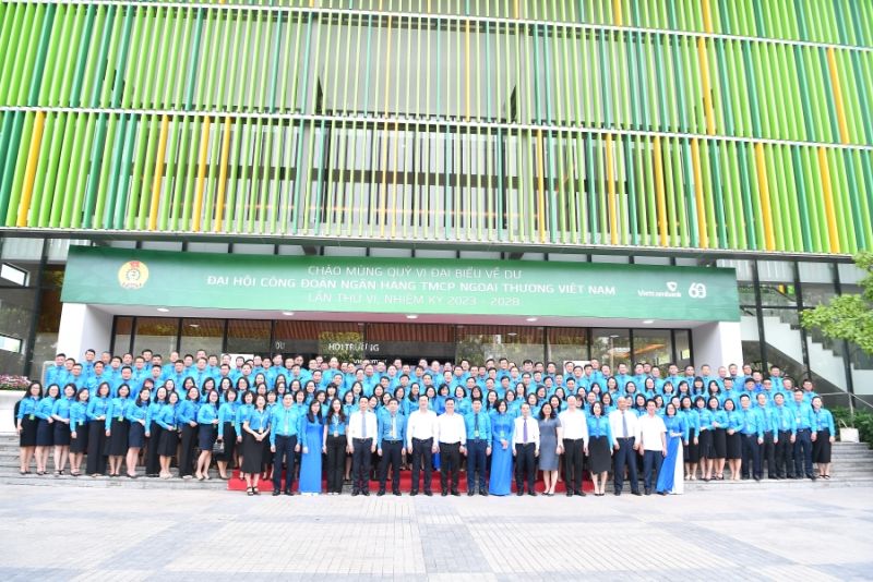 Các đại biểu chụp ảnh lưu niệm tại Đại hội Công đoàn Vietcombank lần thứ VI, nhiệm kỳ 2023 - 2028