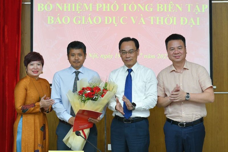 Thứ trưởng Hoàng Minh Sơn chụp ảnh lưu niệm cùng Ban Biên tập Báo Giáo dục và Thời đại