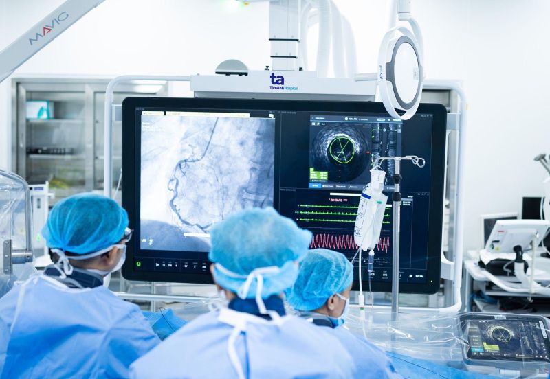 Ứng dụng công nghệ hiện đại chụp mạch vành và đặt stent tim mạch tối thiểu thuốc cản quang, giảm tái hẹp